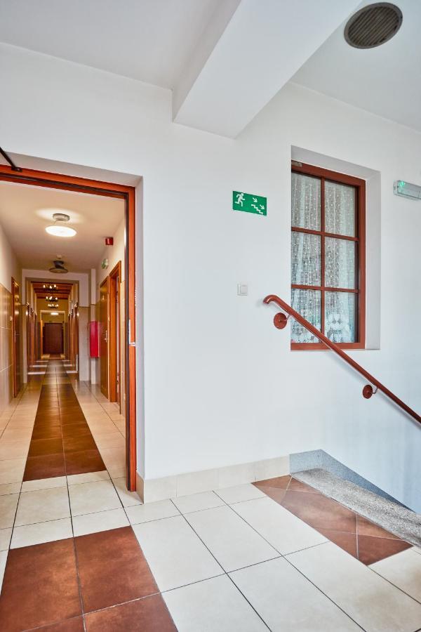 Quadrans Hostel And Caffee Na Dworcu Kolejowym Modlin 7 Min Jazdy Lotniskowym Autobusem Wahadlowym Nowy Dwor Mazowiecki Bagian luar foto