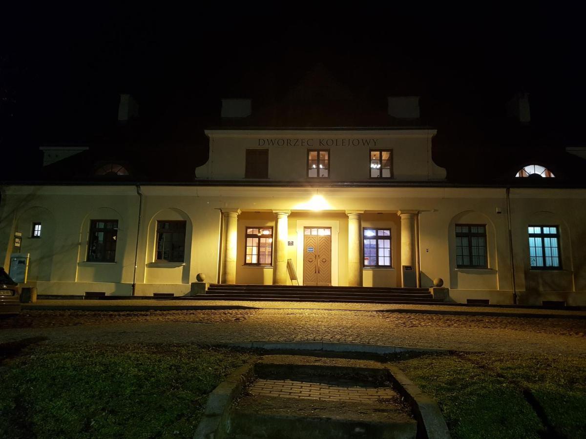 Quadrans Hostel And Caffee Na Dworcu Kolejowym Modlin 7 Min Jazdy Lotniskowym Autobusem Wahadlowym Nowy Dwor Mazowiecki Bagian luar foto